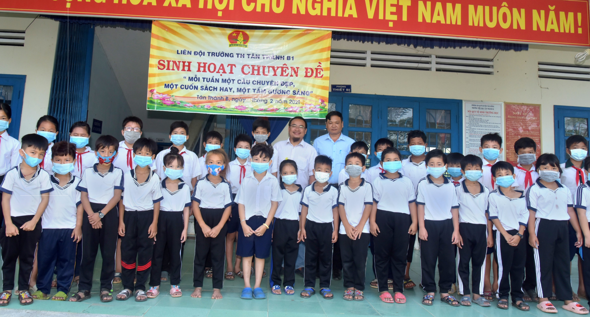 Anh Nguyễn Kiều Ngọc Thắng chụp hình lưu niệm cùng các em học sinh được tặng thẻ Bảo hiểm y tế năm học 2020-2021.