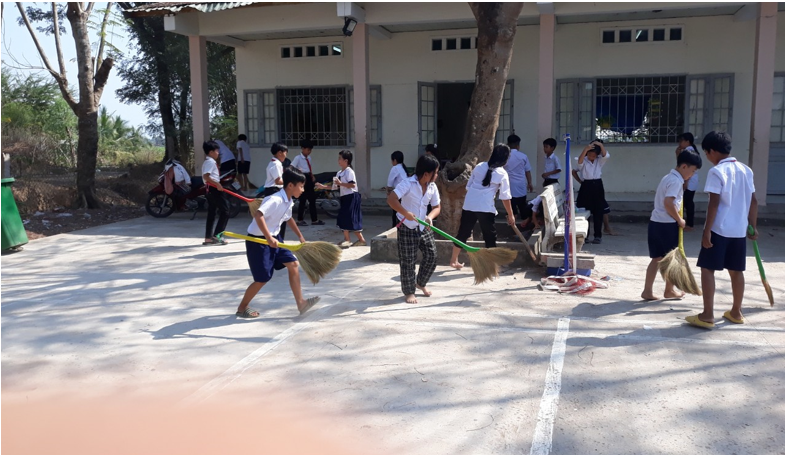 Học sinh tham gia làm vệ sinh trường lớp